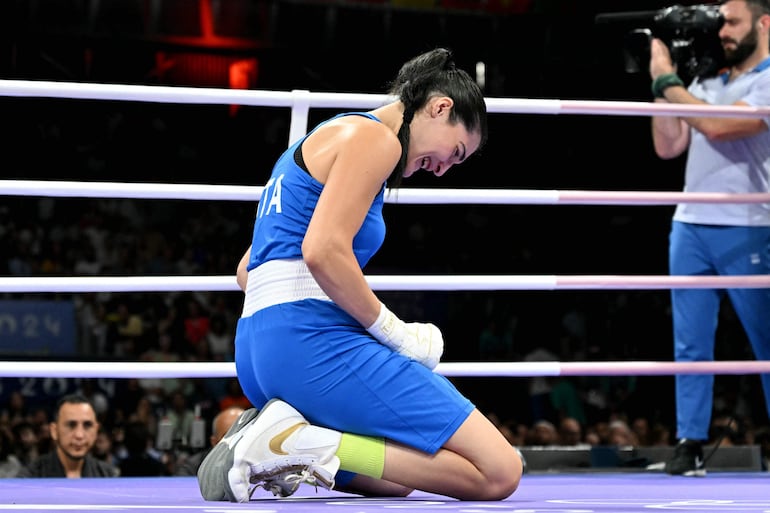 La italiana Angela Carini reacciona durante su ronda preliminar femenina de 66 kg de octavos de final de boxeo contra la argelina Imane Khelif durante los Juegos Olímpicos de París 2024 en el North Paris Arena, en Villepinte, el 1 de agosto de 2024.