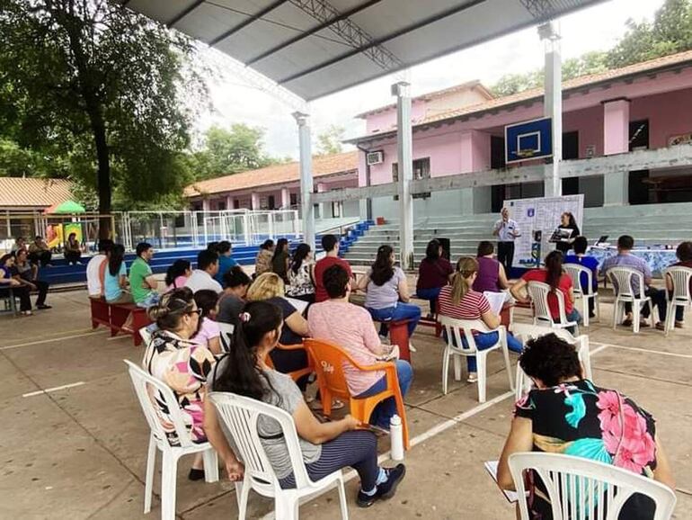 Reunión de padres de la escuela Enrique Luzo Pinho en donde se aprobó el cobro de G. 100 mil por alumno. (gentiliza)