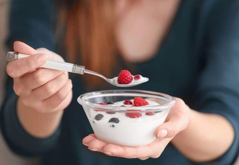 Es importante ordenar la heladera con lo más sano hacia adelante, colocando frutas y yogurt a la vista.