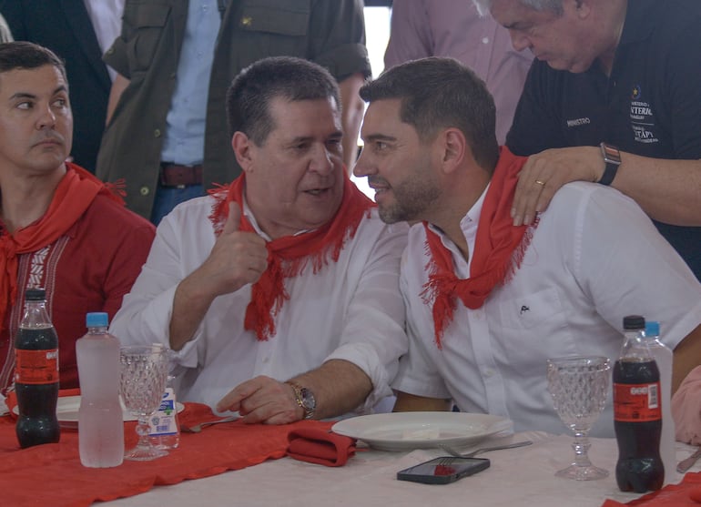 Santiago Peña (izq.) Horacio Cartes y Pedro “Mangui” Alliana (d), en el almuerzo organizado por el clan Zacarías en Ciudad del Este. (foto gentileza).