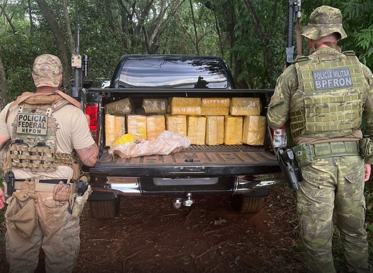 La droga fue hallada en la carrocería de la camioneta abandonada.