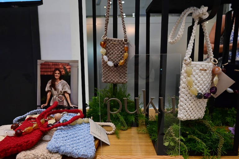 "PUKU x Della Poletti" es una colección que utiliza técnicas como el crochet y macramé, realizadas 100% a mano.