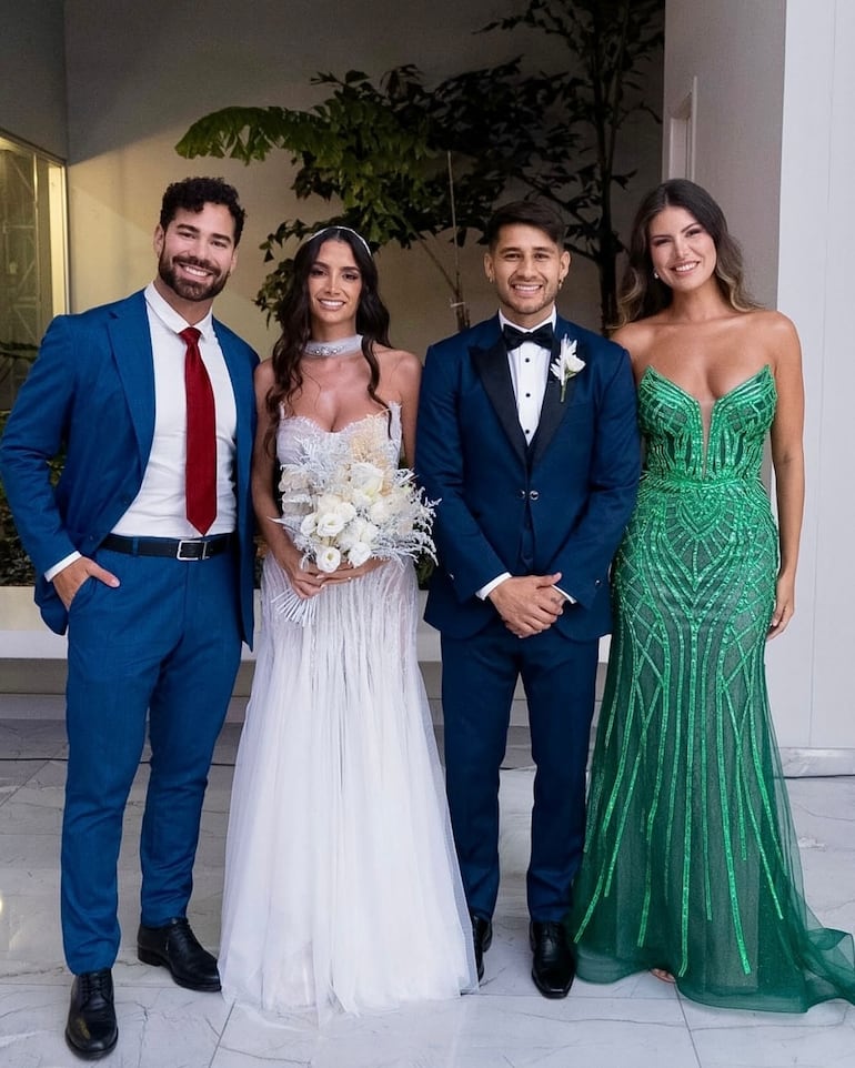 Los recién casados Stephi Ríos e Iván Torres junto a Alba Riquelme y Renato Prono. (Instagram/Alba Riquelme)