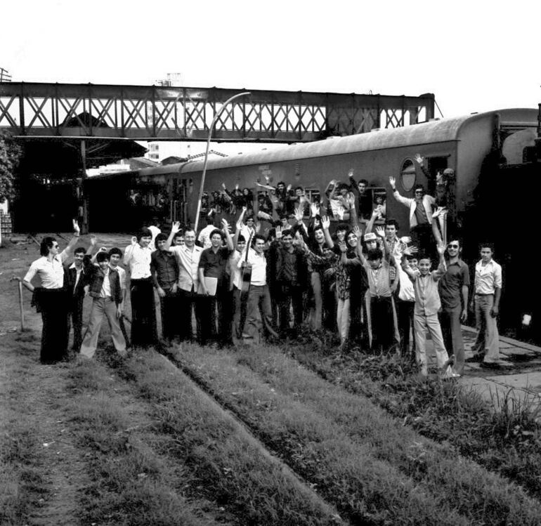 Pasajeros listos para abordar el tren para un paseo.