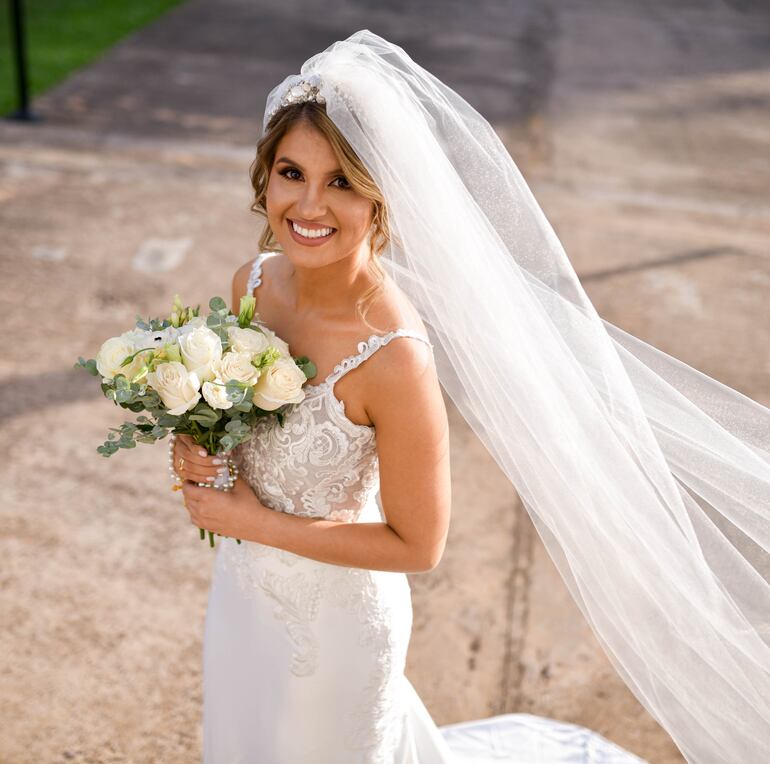 La novia lució hermosa con un vestido confeccionado por Sarey. Ella llevó un tocado creación de Morel Atelier. 
