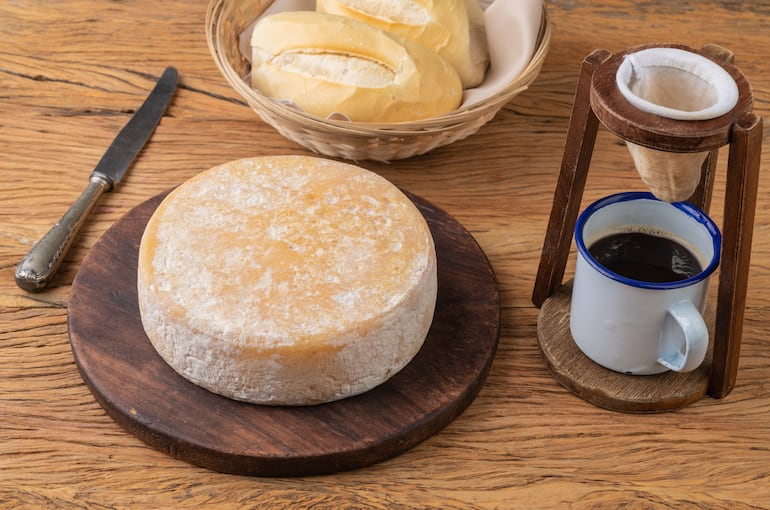 Imperdible el queso de Minas con un rico café de la zona. Minas Gerais, Brasil.