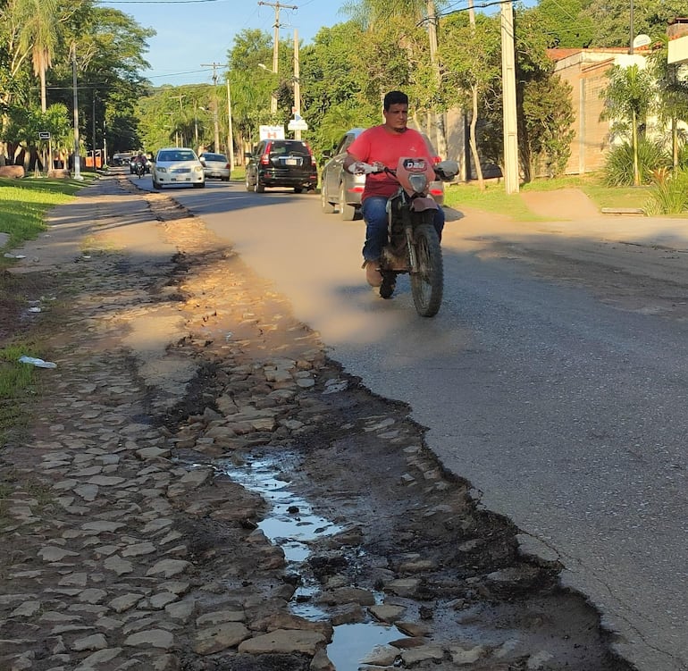 Los conductores tíenen que circular con cuidado para evitar que ocurra cualquier percance por los baches que ocupan media calzada de la calle.