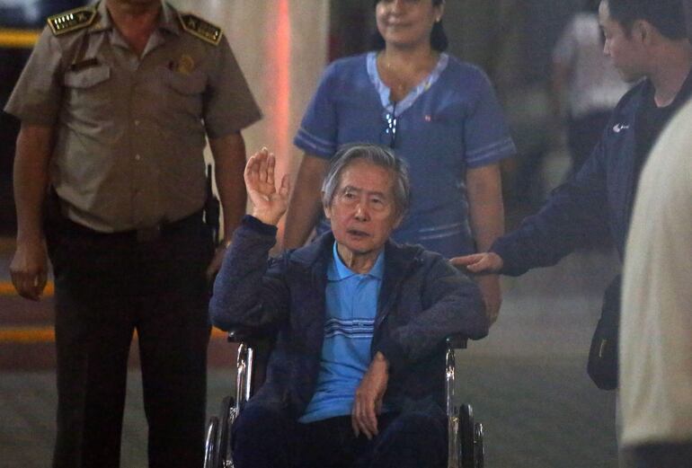 El expresidente peruano Alberto Fujimori (c).