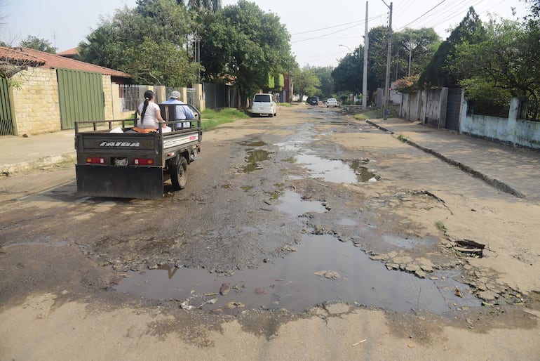 Calles en horrendo estado en el barrio Itay. El asfalto e incluso el empedrado de abajo está destrozado.