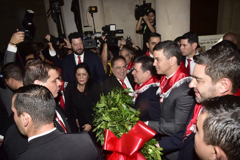 El presidente de la ANR Horacio Cartes y el presidente de la República, Santiago Peña, entregan una ofrenda floral en el Panteón Nacional de los Héroes.