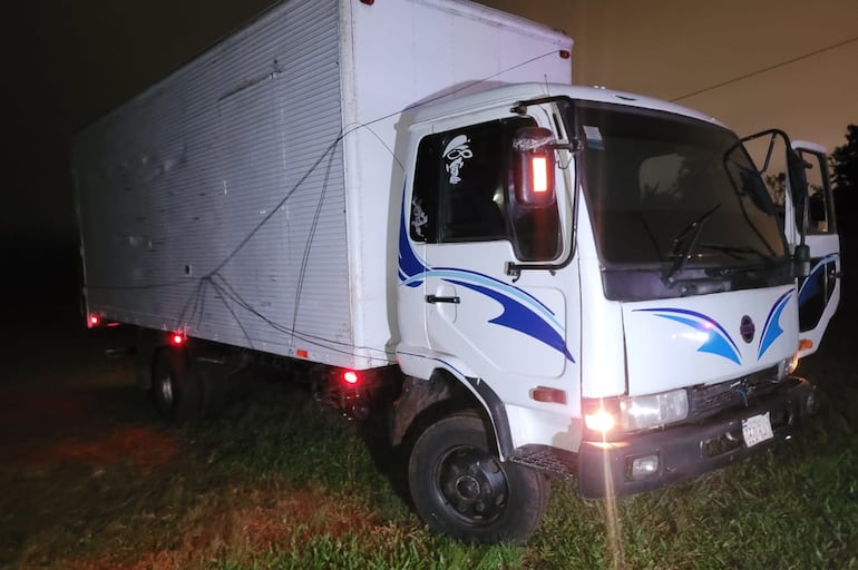 El camión fue abandonado vacío en una zona oscura de la ciudad de Presidente Franco.