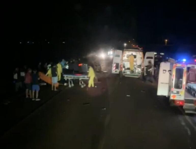 Bomberos de varias compañías acudieron para auxiliar a las víctimas. (Captura de vídeo).