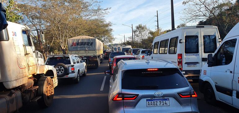 Larga fila vehicular se forma sobre la ruta PY07 a causa de la manifestación de exobreros de Itaipú. 