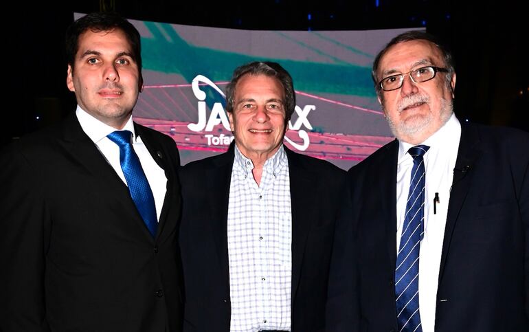 Los doctores Aldo Ojeda, Enrique Soriano y Guillermo Veitia participaron del lanzamiento del medicamento JANVAX.