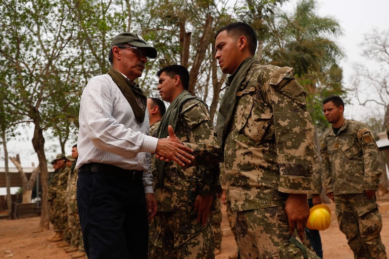 El ministro de Defensa, Óscar González (i), saluda a los soldados que se preparan para combatir el incendio registrado en el Chaco.