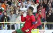 El delantero de la selección portuguesa Cristiano Ronaldo celebra tras marcar el 2-0 durante el partido amistoso que los combinados nacionales de Portugal e Irlanda disputan este martes en Aveiro (Portugal). /