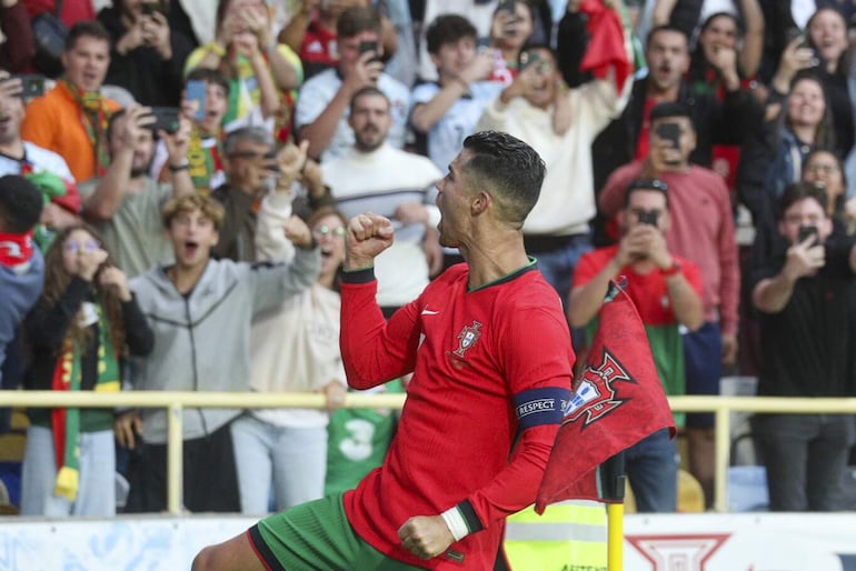 El delantero de la selección portuguesa Cristiano Ronaldo celebra tras marcar el 2-0 durante el partido amistoso que los combinados nacionales de Portugal e Irlanda disputan este martes en Aveiro (Portugal). /