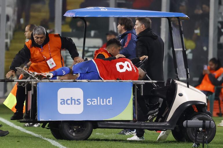 Arturo Vidal retirándose de la cancha de Colo Colo en el partido ante Colombia