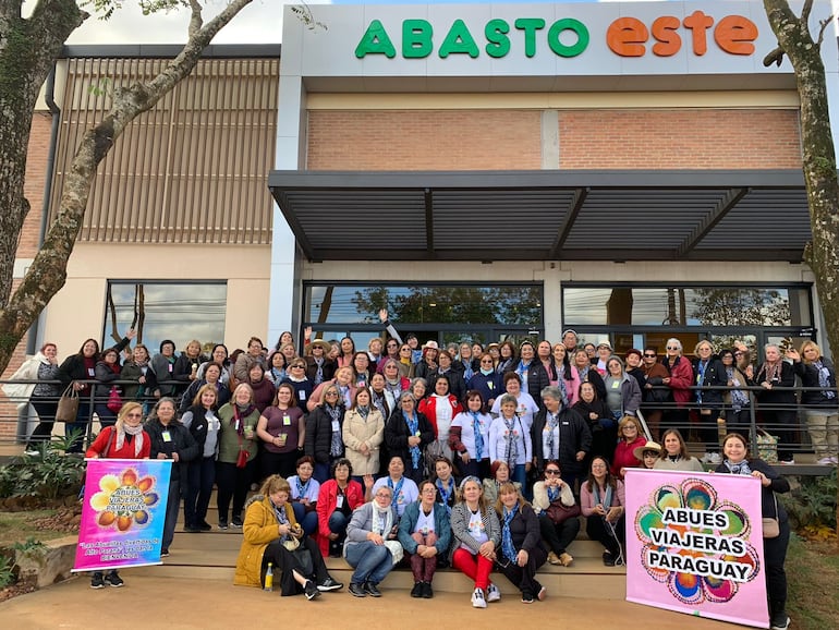 Las abuelas viajeras tuvieron una cálida bienvenida en Abasto Este.