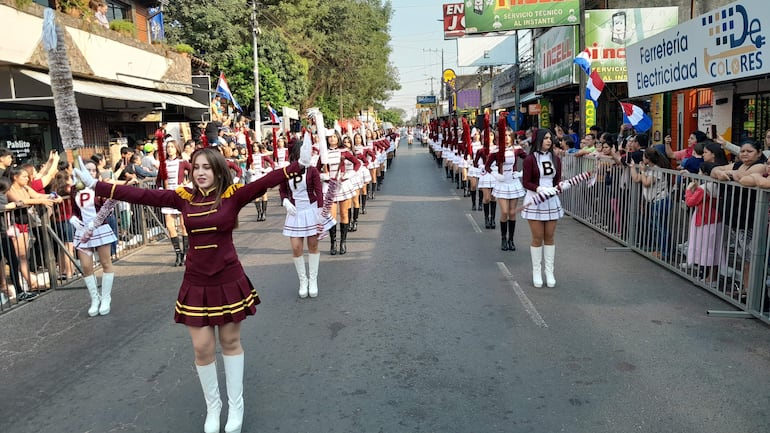 Las chiroleras dieron un toque especial al desfile estudiantil en la localidad de Ñemby.