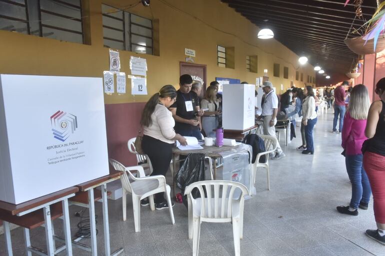 Luque: reportan fallo de varias máquinas de votación y TSJE previó pocos equipos para la reposición inmediata.