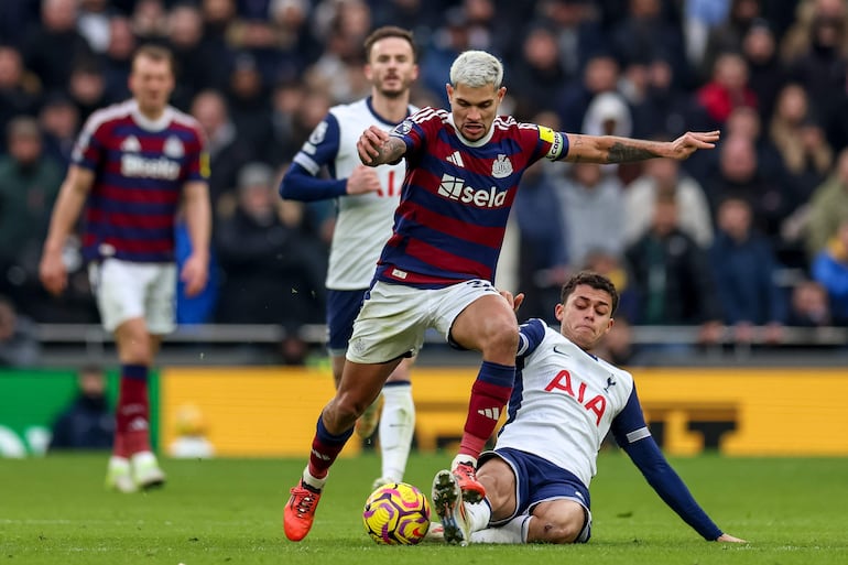 London (United Kingdom), 04/01/2025.- Bruno Guimaraes of Newcastle (L) and Drennan Johnson of Tottenham (R) in action during the English Premier League match between Tottenham Hotspur and Newcastle United, in London, Britain, 04 January 2025. (Reino Unido, Londres) EFE/EPA/ANDY RAIN EDITORIAL USE ONLY. No use with unauthorized audio, video, data, fixture lists, club/league logos, 'live' services or NFTs. Online in-match use limited to 120 images, no video emulation. No use in betting, games or single club/league/player publications.
