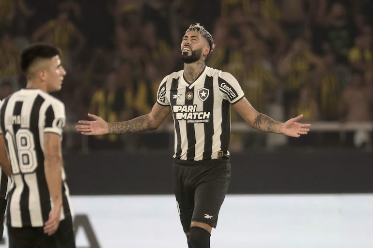 Alexander Barboza, ex jugador de Libertad, celebra el gol que marcó ante Peñarol este miércoles, en partido de la Copa Libertadores en el estadio Olímpico Nilton Santos de Rio de Janeiro (Brasil).