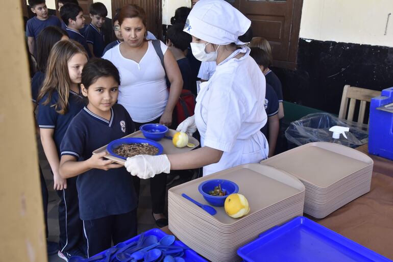 Almuerzo escolar proveído en el escuela pública General Díaz, en Asunción. Unos 50.000 estudiantes podrían quedar quedarían sin alimentación escolar en Asunción.