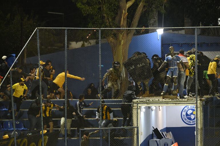 La pelea entre los barras de Guaraní y Libertad, en el Luis Salinas de Itauguá, por los cuartos de final de la Copa Paraguay.