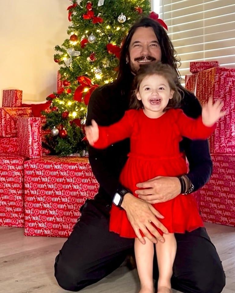 ¡Felices! Papá Mario Cimarro con su hija Brianna (2). (Instagram/Mario Cimarro)