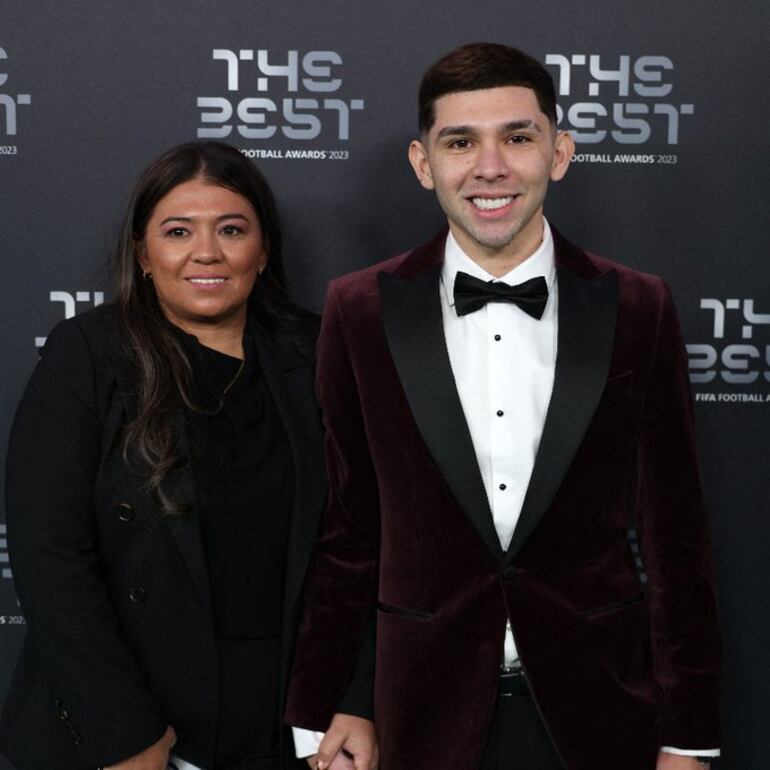 El paraguayo Julio Enciso junto a su mamá, Angelina.