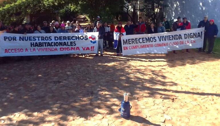 Los manifestantes aseguran que tienen el derecho de una vivienda digna.