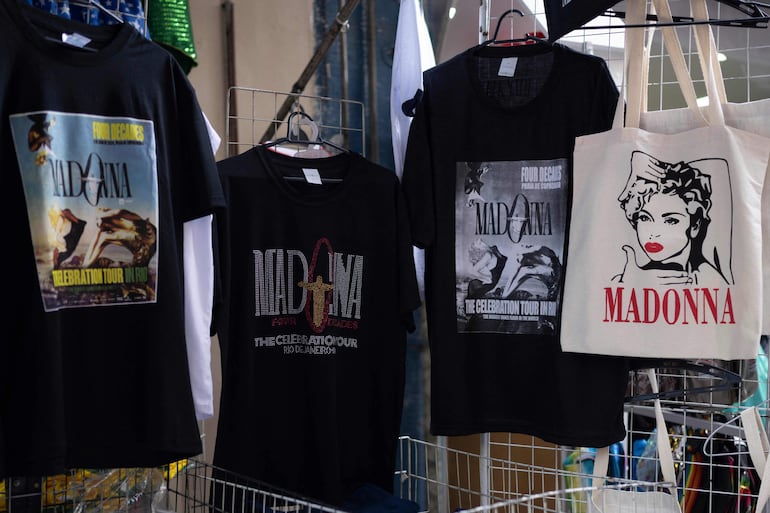 Merchandising alusivo al concierto que dará Madonna en Río de Janeiro. 