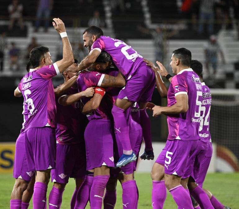 Los jugadores de Libertad celebran con Óscar Cardozo el segundo gol frente al Decano.