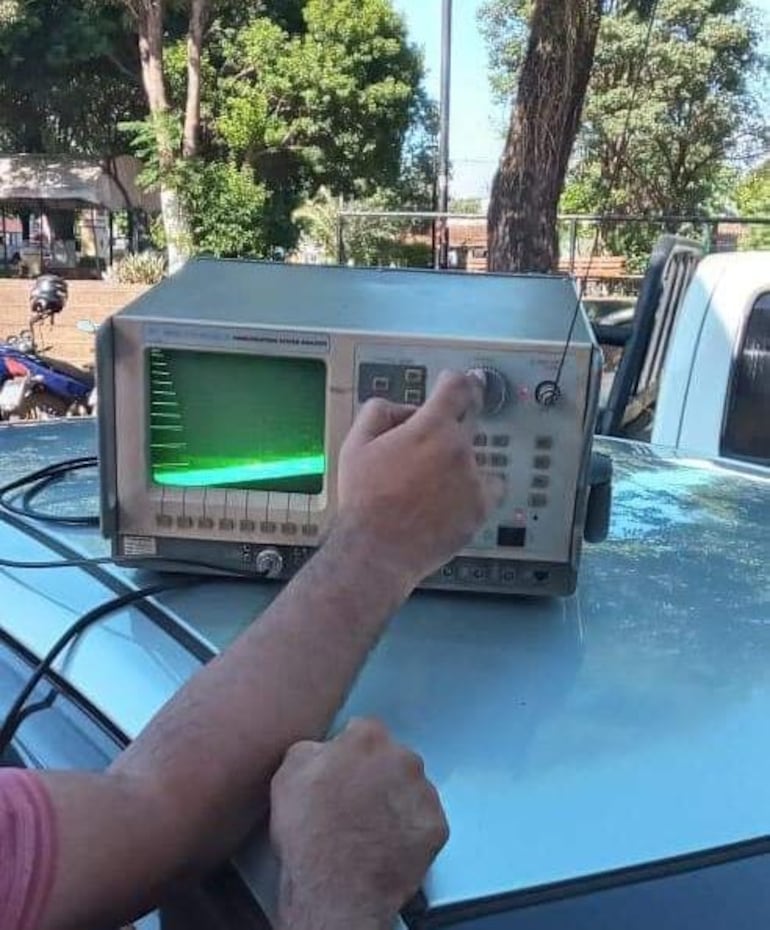 Los profecionales técnicos realizaron el procedimiento para verificar la frecuencia de espectros de los vehículos.