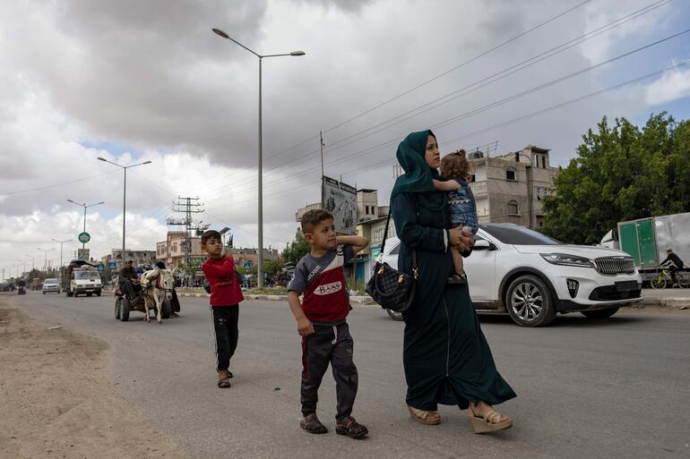 Los palestinos desplazados internos, entre ellos mujeres y niños, cargan sus pertenencias después de una orden de evacuación emitida por el ejército israelí. El Ejército de Israel ordenó nuevamente a los habitantes de Ciudad de Gaza evacuar hacia el centro de la Franja, donde ayer murieron una treintena de gazatíes por bombardeos israelíes, mientras los combates en todo el enclave han dejado más de 50 muertos en las últimas 24 horas.