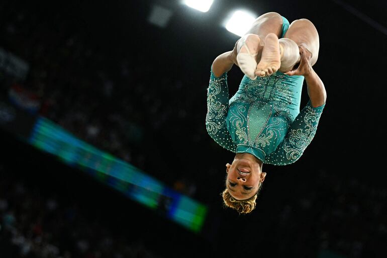 La gimnasta brasileña  Rebeca Andrade durante la competencia en los Juegos Olímpicos.