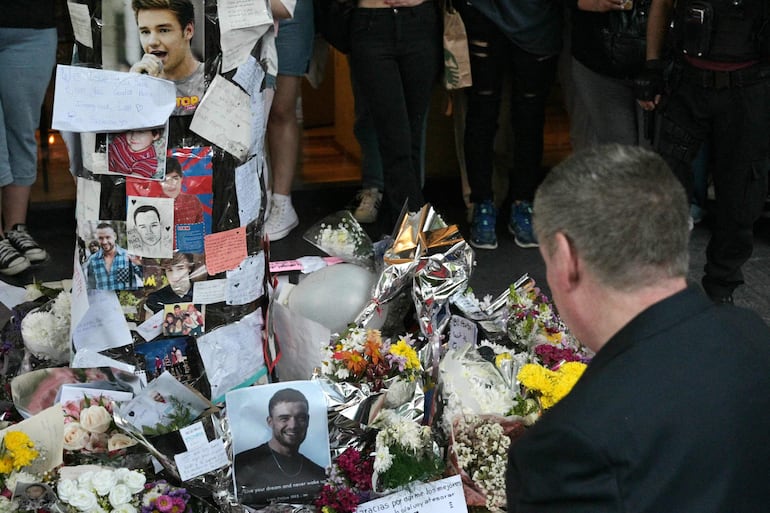 Geoff Payne, el padre de Liam, observa el homenaje que montaron los fanáticos afuera del hotel CasaSur de Buenos Aires, donde falleció el artista.