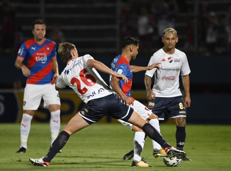 Juan Alfaro (Nacional) disputa el balón con Federico Carrizo (Cerro Porteño), en La Nueva Olla.