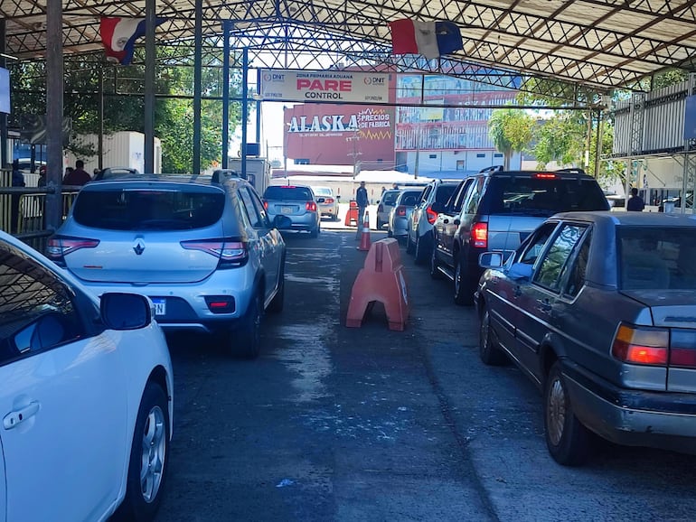 Puesto de control aduanero en el puente internacional "San Roque González de Santa Cruz", que une Encarnación con Posadas (Argentina).