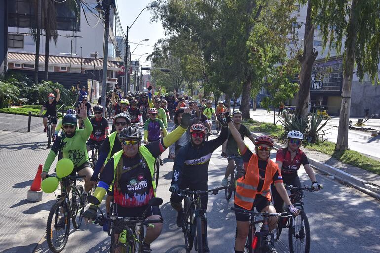 El paseo se inició en el local de Cyclesport S.A, sobre la calle Santísima Trinidad. 