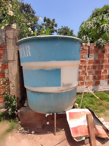 Los pobladores de la compañía Cabañas se ven obligados a comprar tanques para que no les falte el agua.