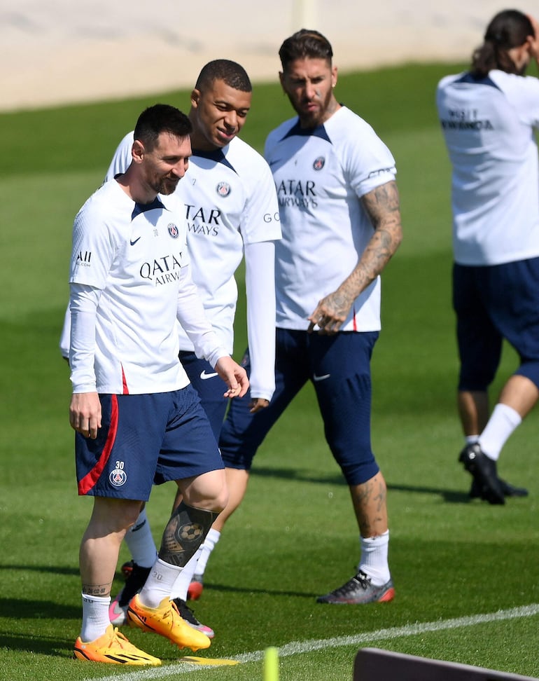 El atacante argentino Lionel Messi, del Paris Saint-Germain, o el atacante francés Kylian Mbappé, del Paris Saint-Germain, y el defensa español Sergio Ramos, del Paris Saint-Germain, participaron en una sesión de entrenamiento en la concentración del club en Saint -Germain-en-Laye, al oeste de París, el 1 de junio. 2023, dos días antes del partido de fútbol de la L1 contra el Clermont.
