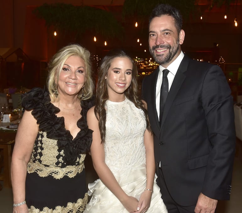 La quinceañera junto a su abuela Marta Narvaja y Miguel Marengo.