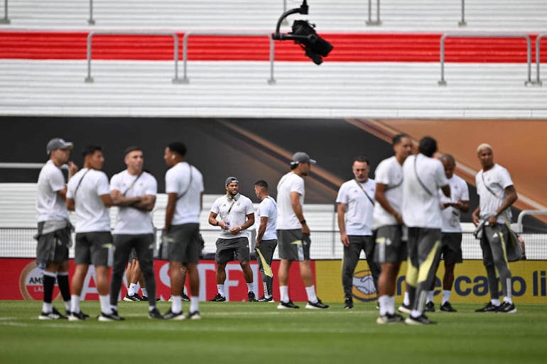 Los jugadores del Atlético Mineiro en el reconocimiento del estadio Más Monumental de Rivar Plate, sede de la final de la Copa Libertadores