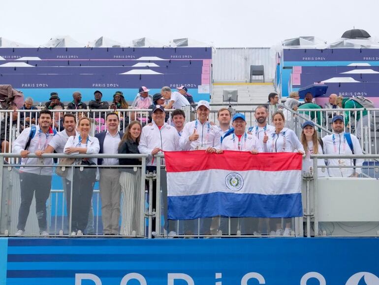 Santiago Peña, presidente de la República de Paraguay, y directivos del Comité Olímpico Paraguayo, alentando en el remo de los Juegos Olímpicos París 2024.