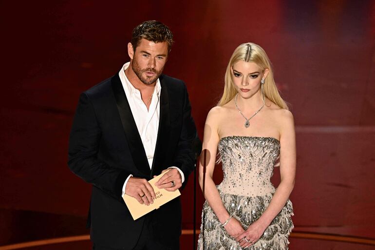 Los actores Chris Hemsworth y Anya Taylor-Joy aceptaron el Óscar a la mejor película animada en nombre de los representantes de Studio Ghibli, quienes no asistieron a la ceremonia de ayer.
