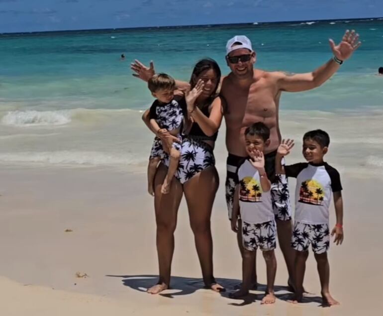 Denise Hutter y Aldo Franco con Gastón, Lucas e Ignacio en las playas de Punta Cana. (Instagram/Denise Hutter)