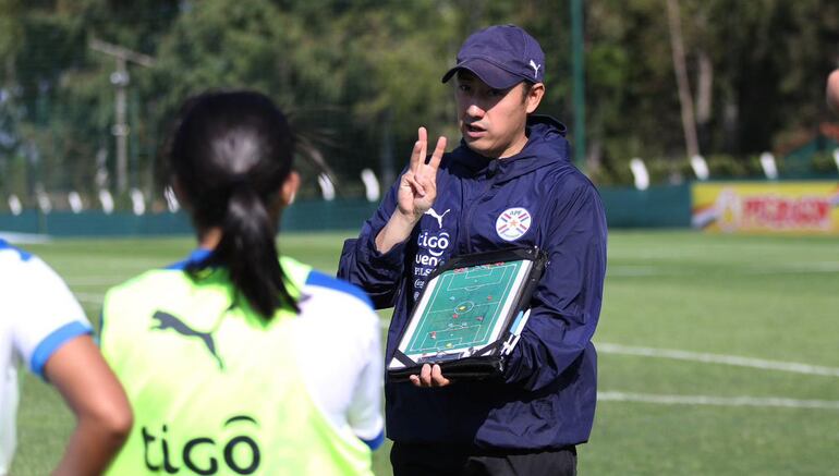 El brasileño Fabio Fukumoto, director técnico de la Selección Femenina Sub 20