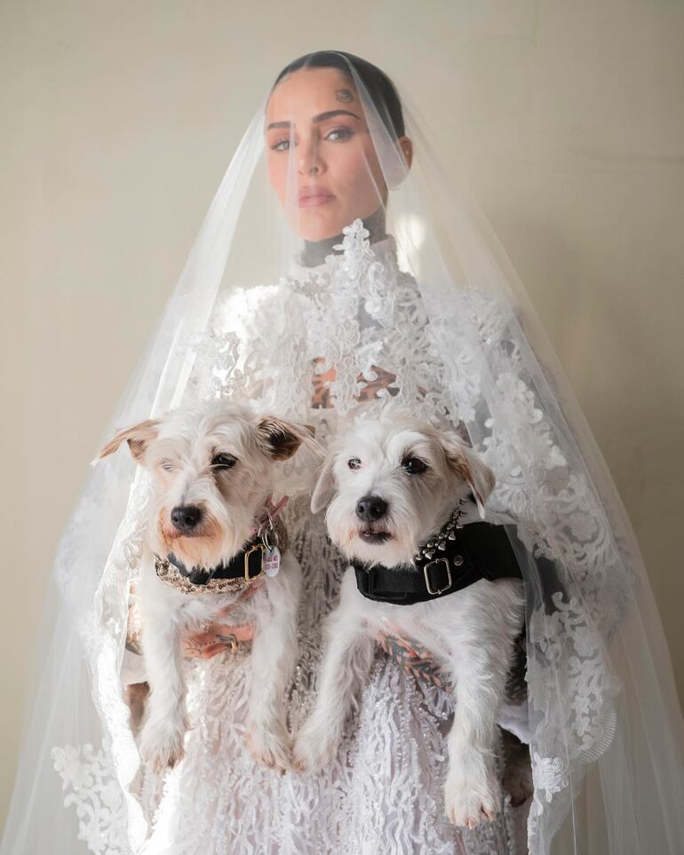 La novia Candelaria Tinelli posando con sus perritos Linda y Jesús.